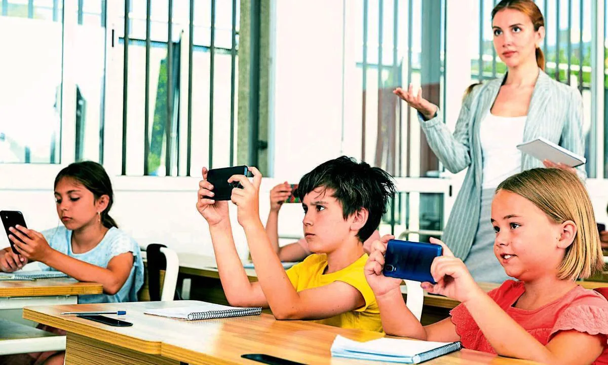 Colegios privados respaldan prohibición de celulares en las aulas de Torreón
