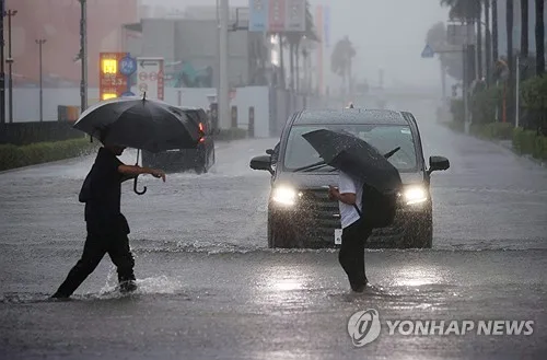 日수도권, 태풍 '두쥐안'에 기록적 폭우…2명 사망·4명 실종