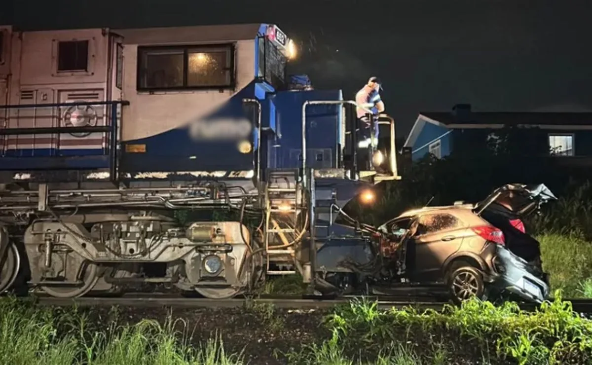 Motorista fica preso às ferragens e é socorrido com ferimentos após carro ser atingido por trem