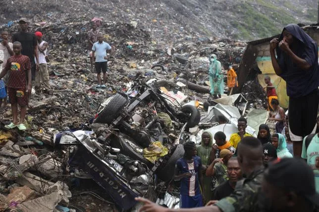 Au moins 30 morts dans l’éboulement d’une décharge en Guinée : les “mêmes scènes” se répètent