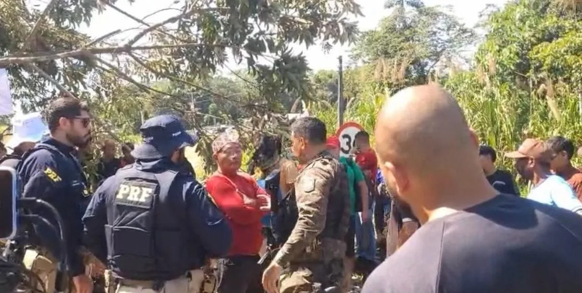 Trecho da BR-364 segue fechado durante protesto de indígenas