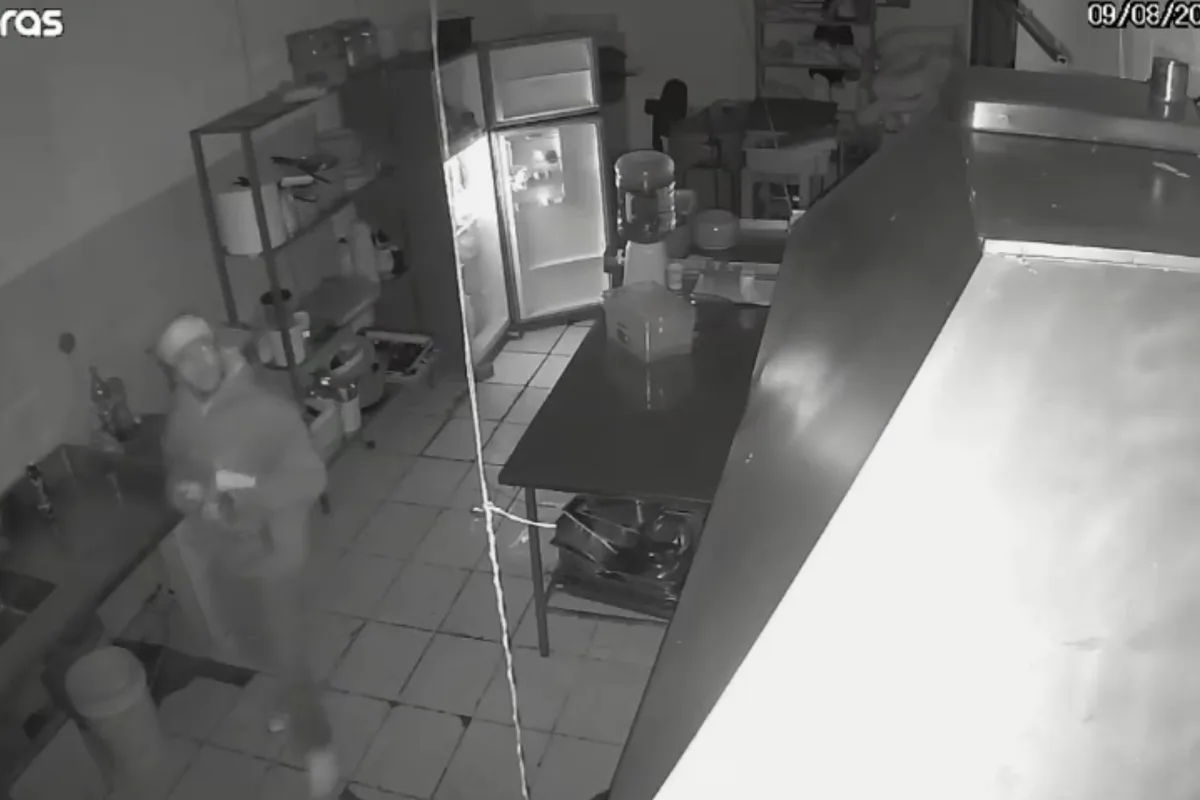 VÍDEO: homem invade restaurante, furta carnes e come queijo durante o crime na Grande Curitiba