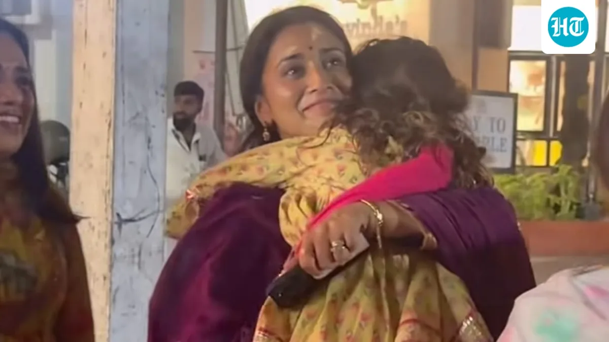 Shriya Saran's 5-year-old yells ‘I don't like it’ at paparazzi; fans ask photographers to respect her feelings