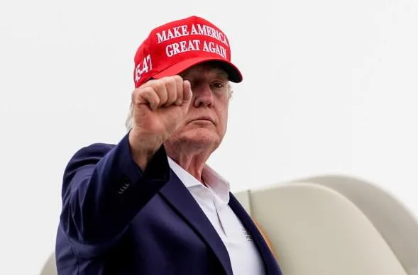 Trump promete duplicar los aranceles a los automóviles canadienses hasta el 50%, intensificando la guerra comercial