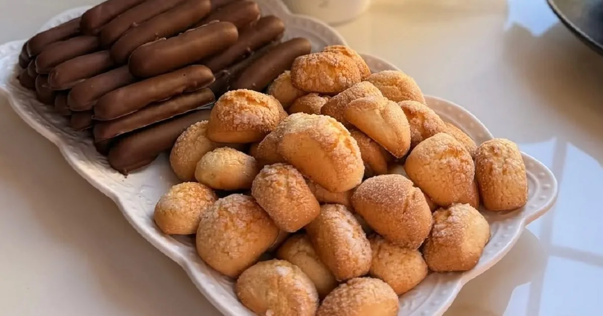 Galletas y bastoncitos de naranja bañados en chocolate para una merienda de lujo