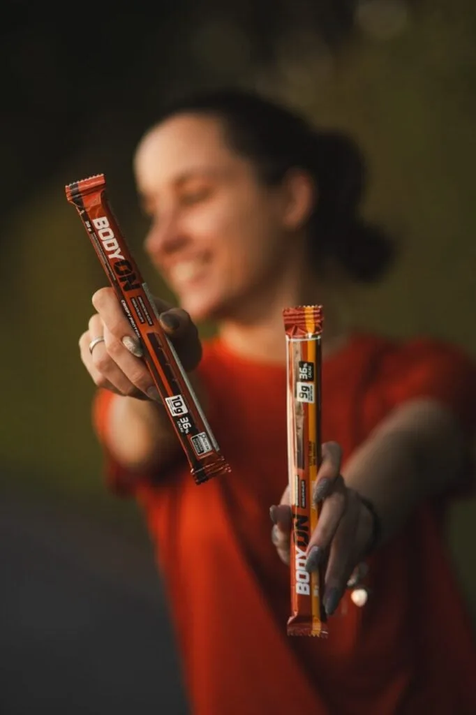 Lançamento de nova linha de snacks de empresa da Grande Curitiba tem manhã de yoga, corrida e ballet