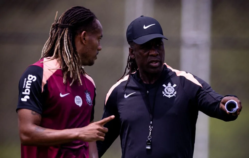 Seedorf inicia trabalhos no Corinthians e prepara mudanças na rotina do elenco