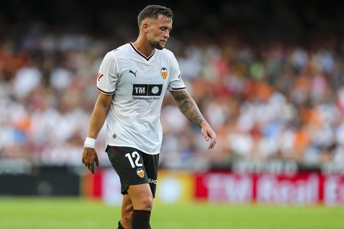 El central del Valencia CF Justin de Haas sufre un esguince en su tobillo derecho