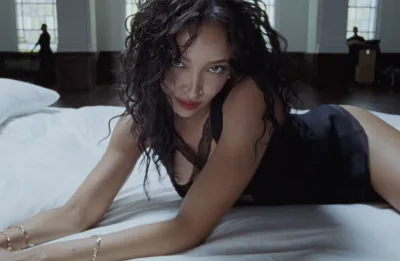 Tinashe entrega duas faixas inéditas e serve sensualidade no clipe de “Pillow Fight”