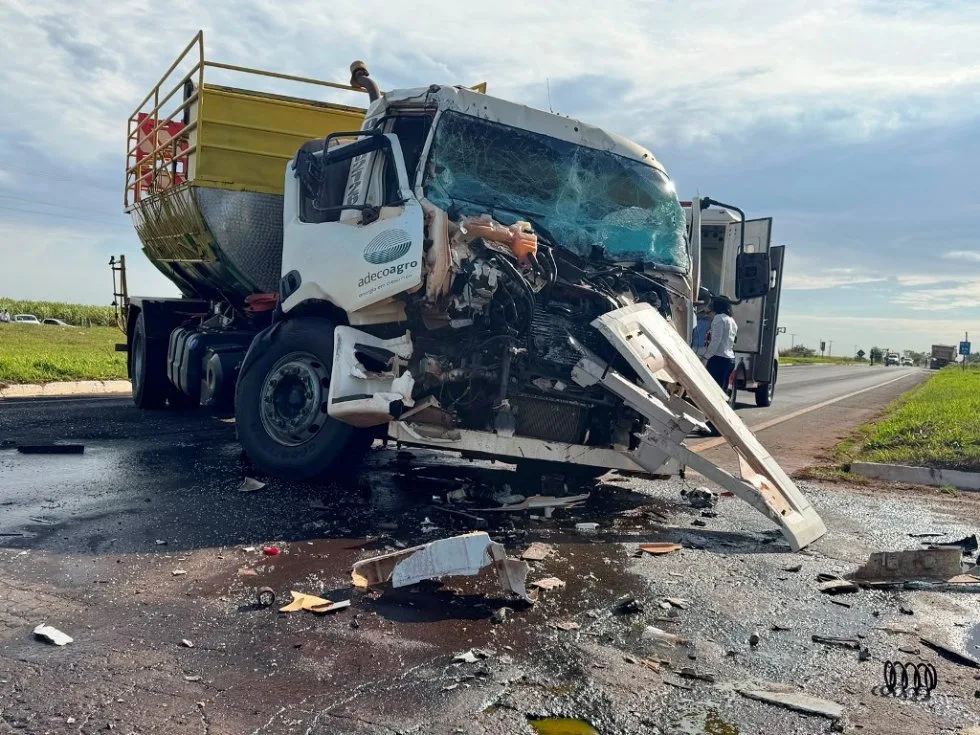 Caminhão-tanque fica destruído ao atingir carreta, mas motorista sobrevive