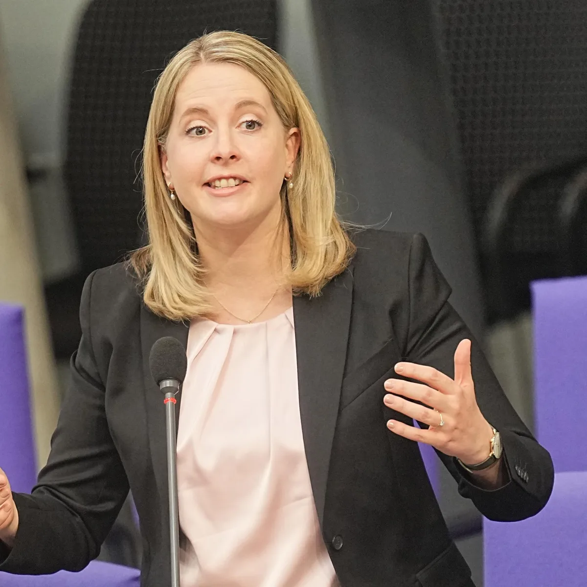 Bundestag - Bauministerin Hubertz verteidigt geplante Wohngeld-Kürzung