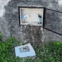 Furto de hidrômetros deixa água jorrando há dois dias no Jardim América