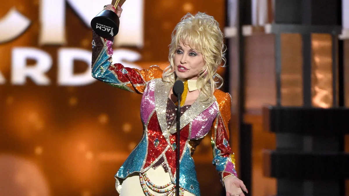 A vida e os sucessos de Dolly Parton, a lenda da música country que morreu aos 80 anos
