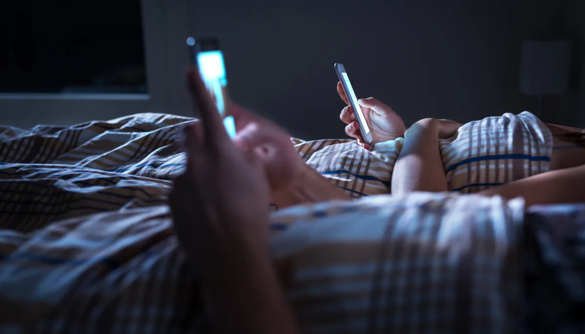 Vícios silenciosos dentro do relacionamento: quando o celular, o sexo ou a pornografia ocupam o lugar da intimidade