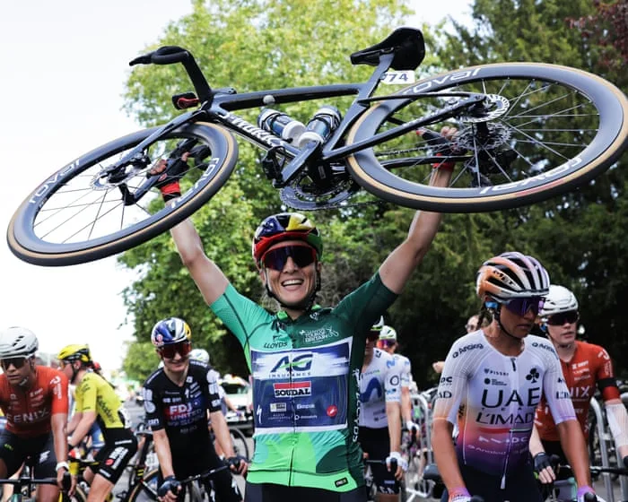 Le Court claims Tour of Britain glory despite Wiebes’s fourth stage win in five