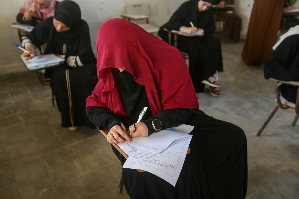 Meloni prohibirá el burka y el niqab en las escuelas y limitará la cantidad de extranjeros por aula