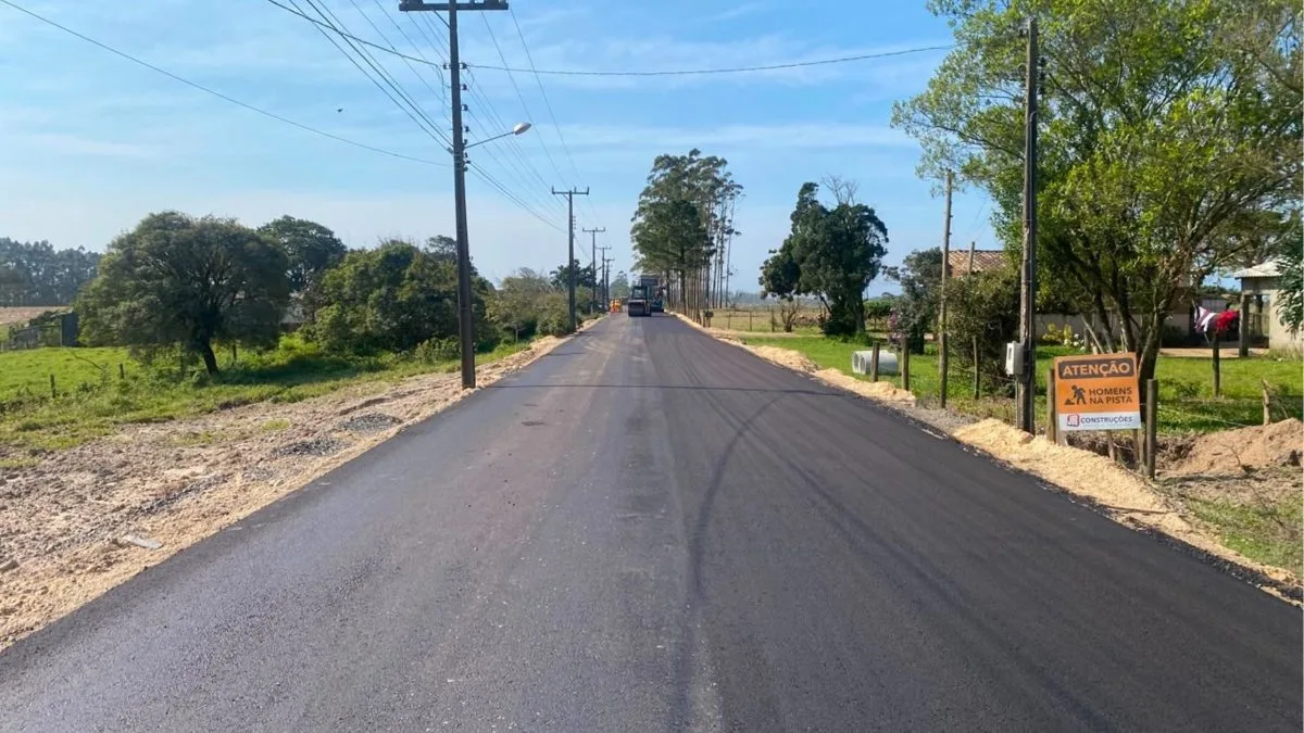 Rodovia de R$ 6,25 milhões que liga distrito de 200 anos a município vizinho em SC recebe primeiro km de asfalto após um mês da autorização para obras