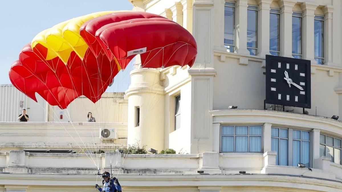 Así ha sido el exitoso salto de la bandera en el desfile del 12 de Octubre