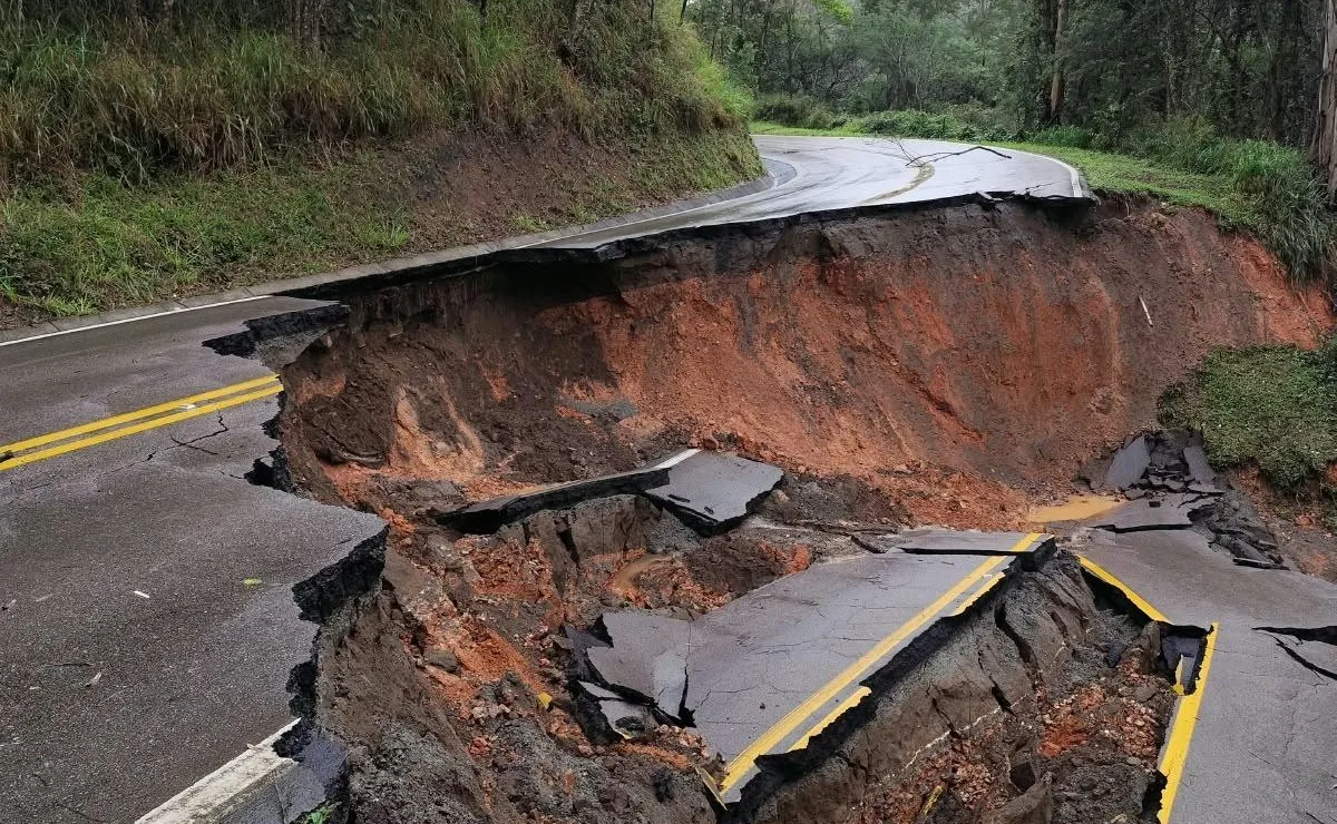 Chuva deixa rodovias em situação crítica e motoristas precisam buscar desvios no Paraná; veja as orientações
