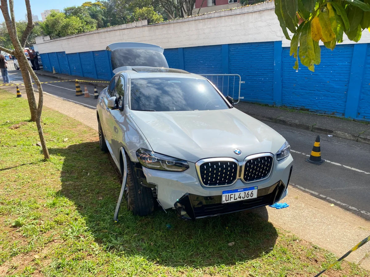 Motorista de BMW arrasta morador de rua por cerca de 900 metros e é preso em SP