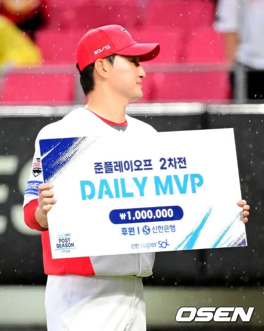 [사진]전상현, 준플레이오프 2차전 MVP