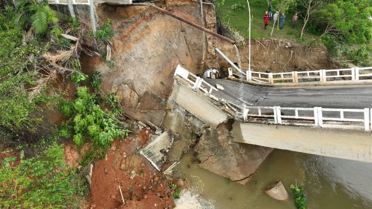 Imagens impressionantes revelam dimensão do desabamento de ponte de 12 metros que deixou duas pessoas feridas e cidade sem água em SC