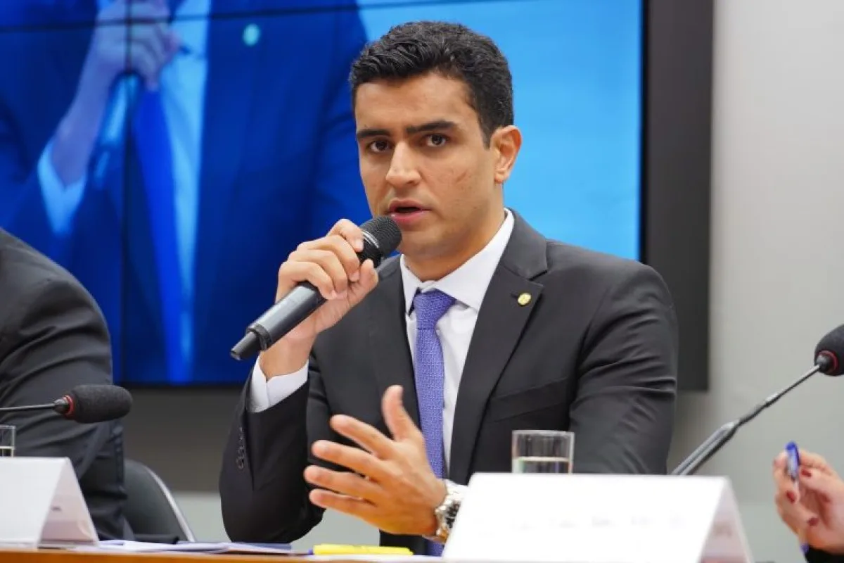 Oposição pensa em candidato em caso de desistência de JHC em Alagoas