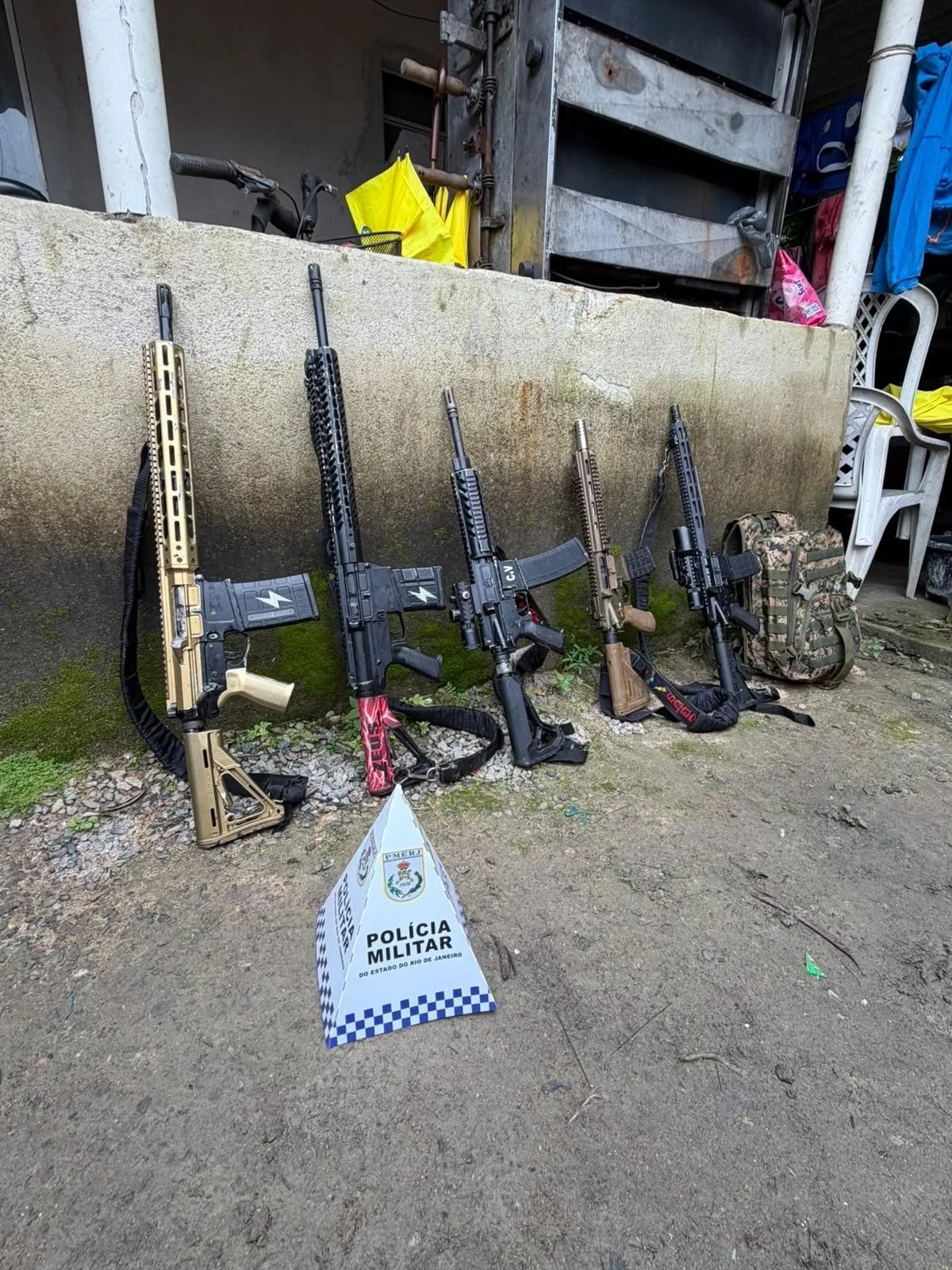 PM prende 4 e apreende 5 fuzis após checar suspeita de invasão em comunidade de Magé