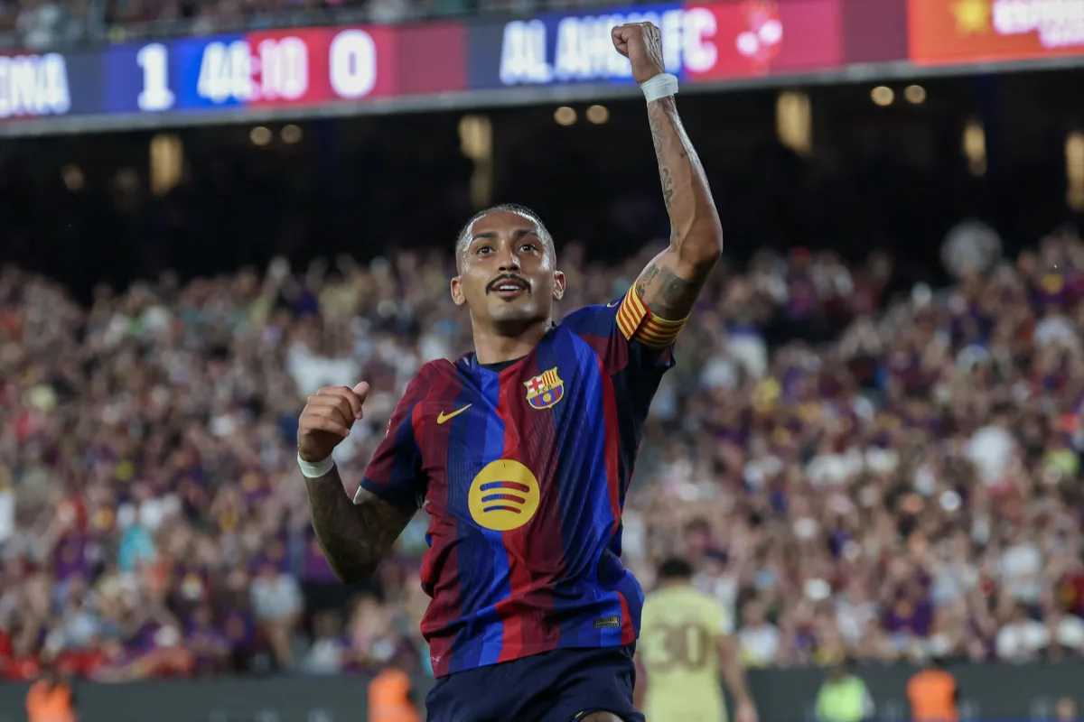 Com gol de Raphinha, Barcelona vence Al-Ahly em último teste da pré-temporada