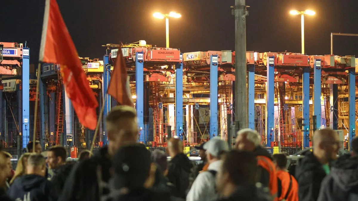 Tarifstreit um Löhne: Warnstreik im Hamburger Hafen - Verdi fordert 8 Prozent mehr