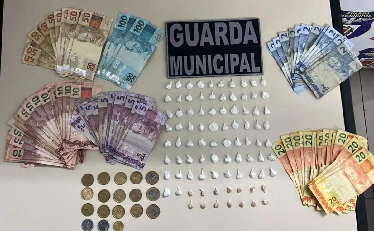 Traficante é preso com dinheiro e crack em Curitiba, diz que dono da boca vai matá-lo e faz “último pedido” inusitado