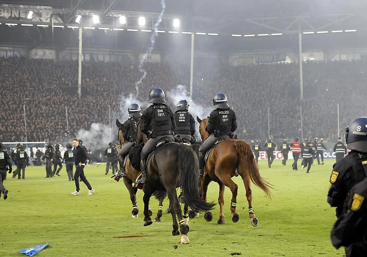 Más de 80 heridos tras la invasión del campo en un partido de la Copa alemana