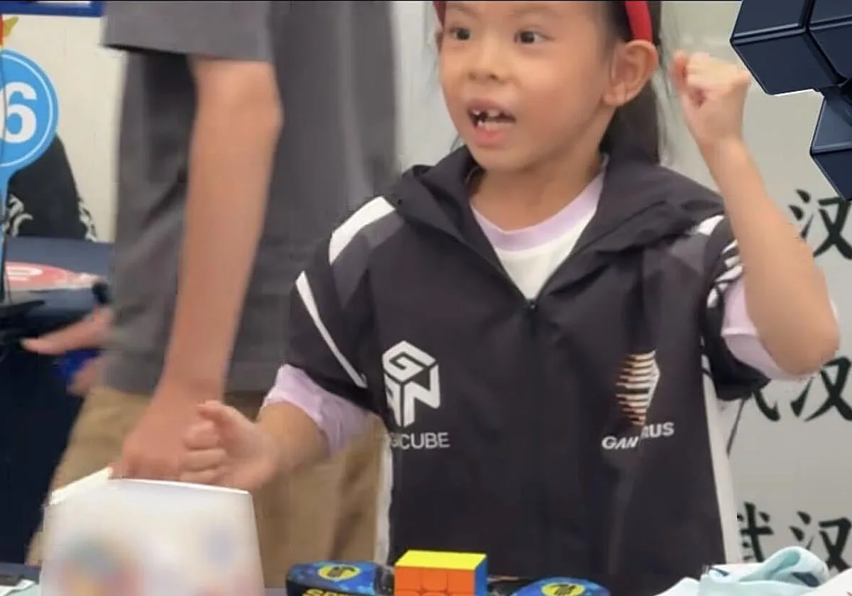 Lian Yunzhi, la niña china de 6 años que se ha convertido en la más rápida del mundo en resolver el cubo de Rubik