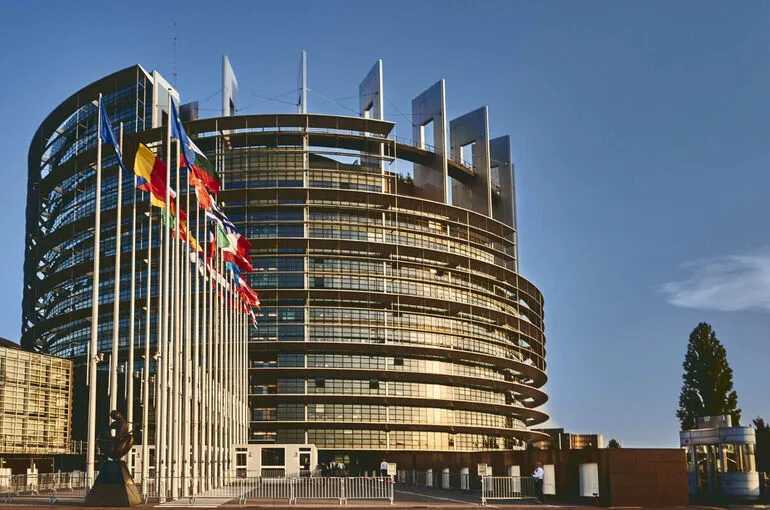 Politico: Рядом со зданием Европарламента в Брюсселе застрелили мужчину