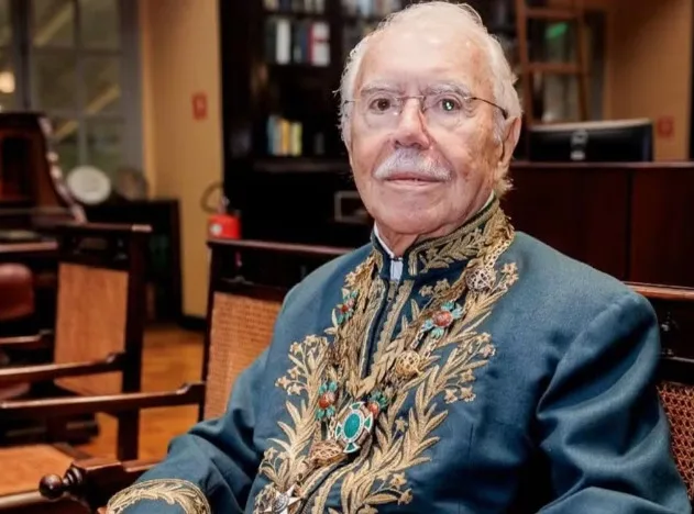 José Sarney recebe alta após três dias internado com pneumonia