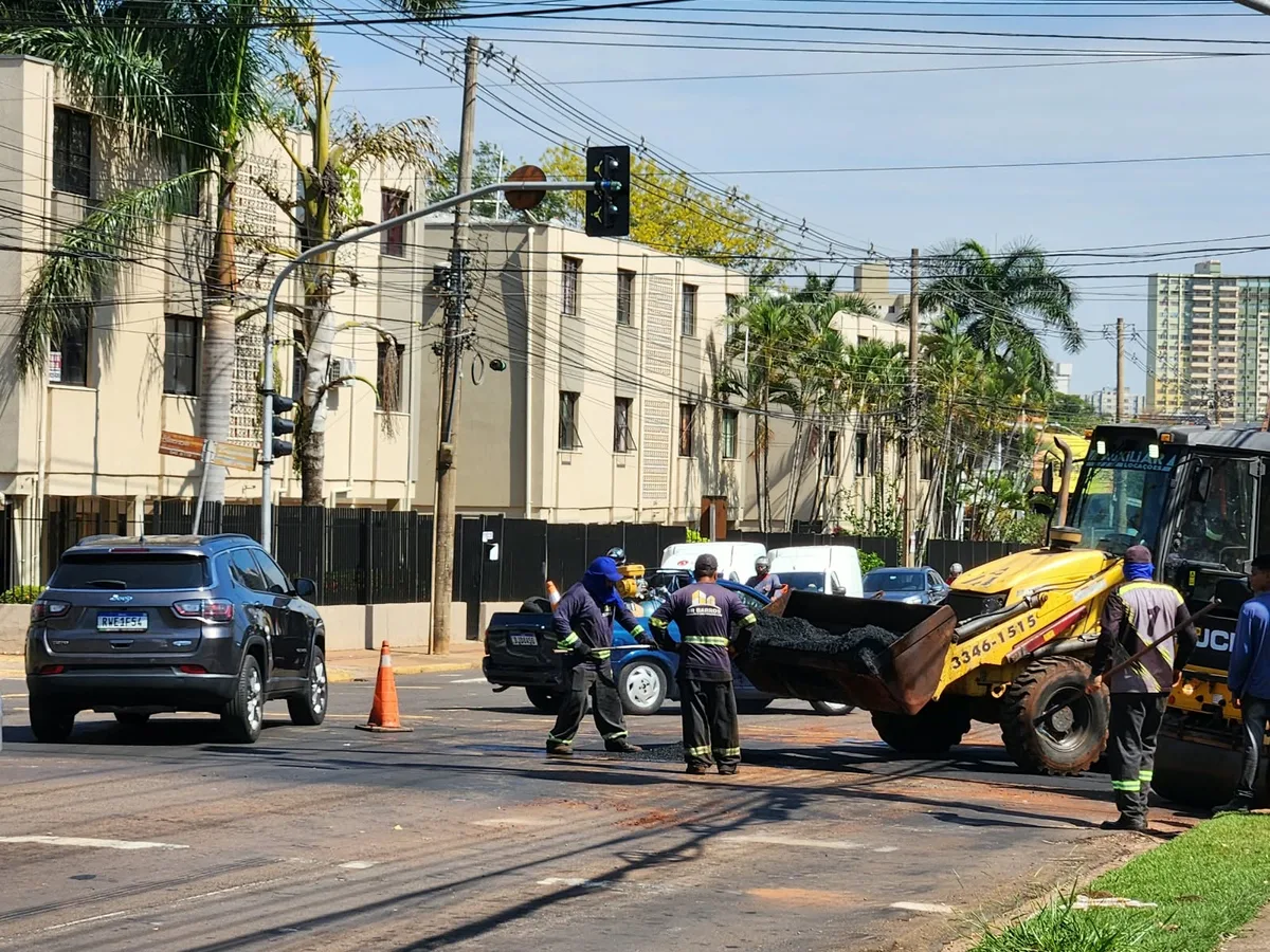 Em 10 dias, cruzamento da Joaquim Murtinho recebe 3º reparo após buraco reabrir