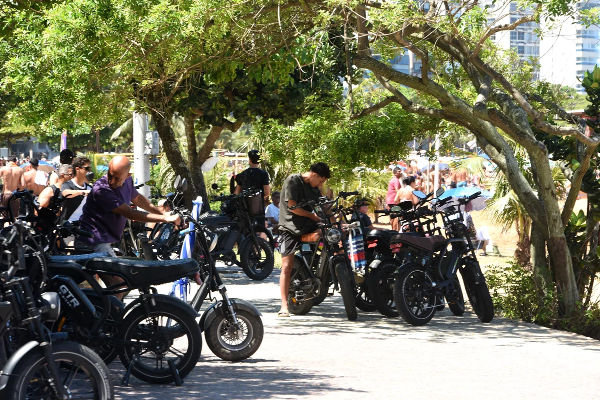 'Mar de bikes elétricas' muda cenário de banhistas na Praia da Costa