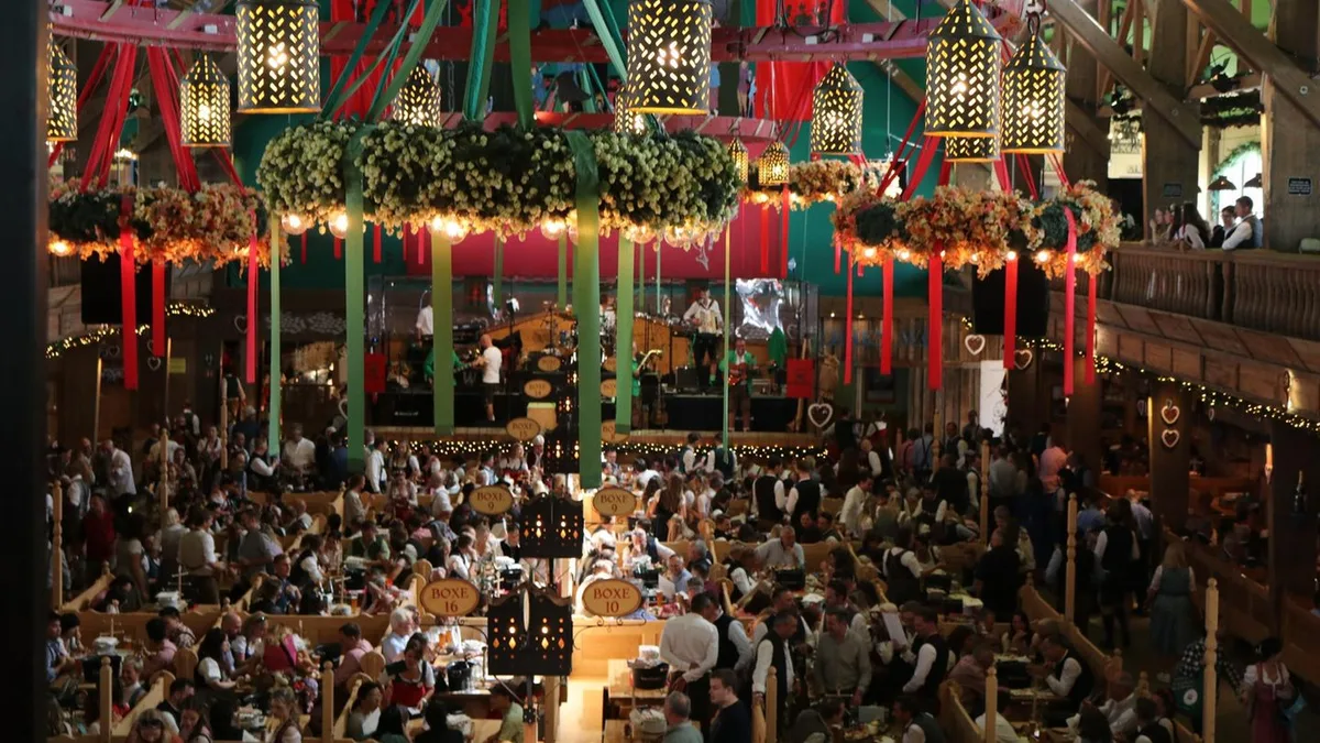 Oktoberfest: In diesem Wiesn-Zelt kostet Wasser mehr als Bier