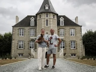 Un rêve devenu réalité : ce couple d’Anglais rénove un château abandonné et partage son incroyable aventure sur YouTube
