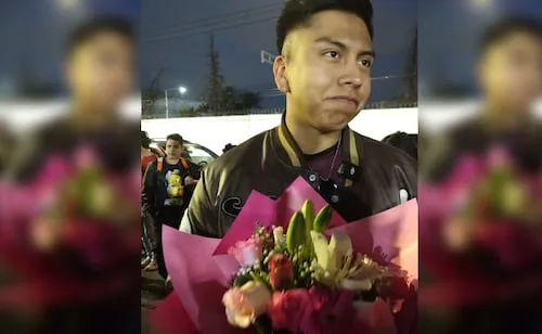 Acompaña a su novia a repetir examen de la UNAM y la espera con flores; "vengo a apoyarla en todo"
