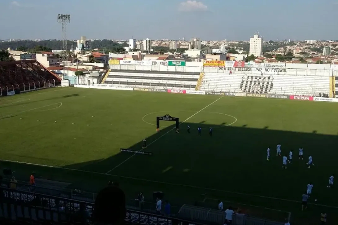 Justiça acha só R$ 30 mil em conta de clube campeão nacional