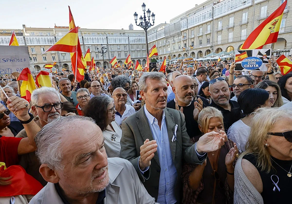 Miles de gallegos salen a la calle en defensa de Ceuta y contra Pedro Sánchez