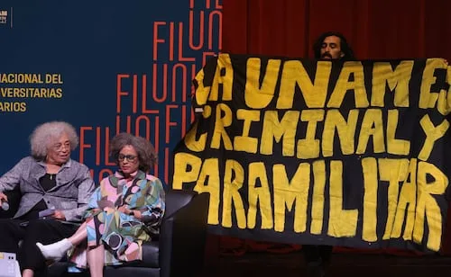 "¡Vato fuera!", protesta interrumpe conferencia Angela Davis en la UNAM