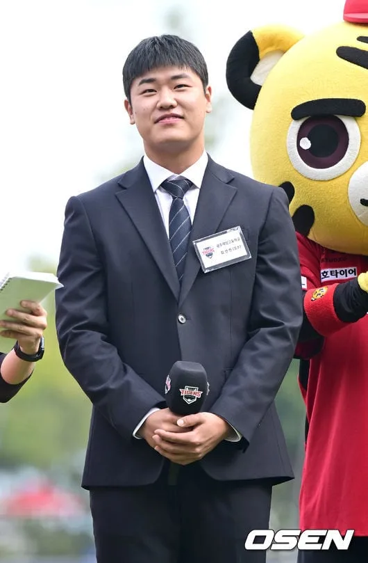 [사진]광주 홈 팬들에게 인사 전하는 2027 신인 김선빈