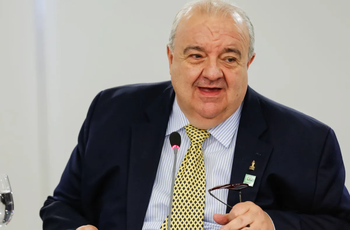 Rafael Greca é internado após queda em evento no Paraná