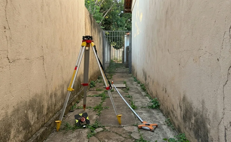 Vizinho exige retirada de portão depois que medição mostra que estrutura ocupa 19 centímetros de corredor utilizado pelas duas casas