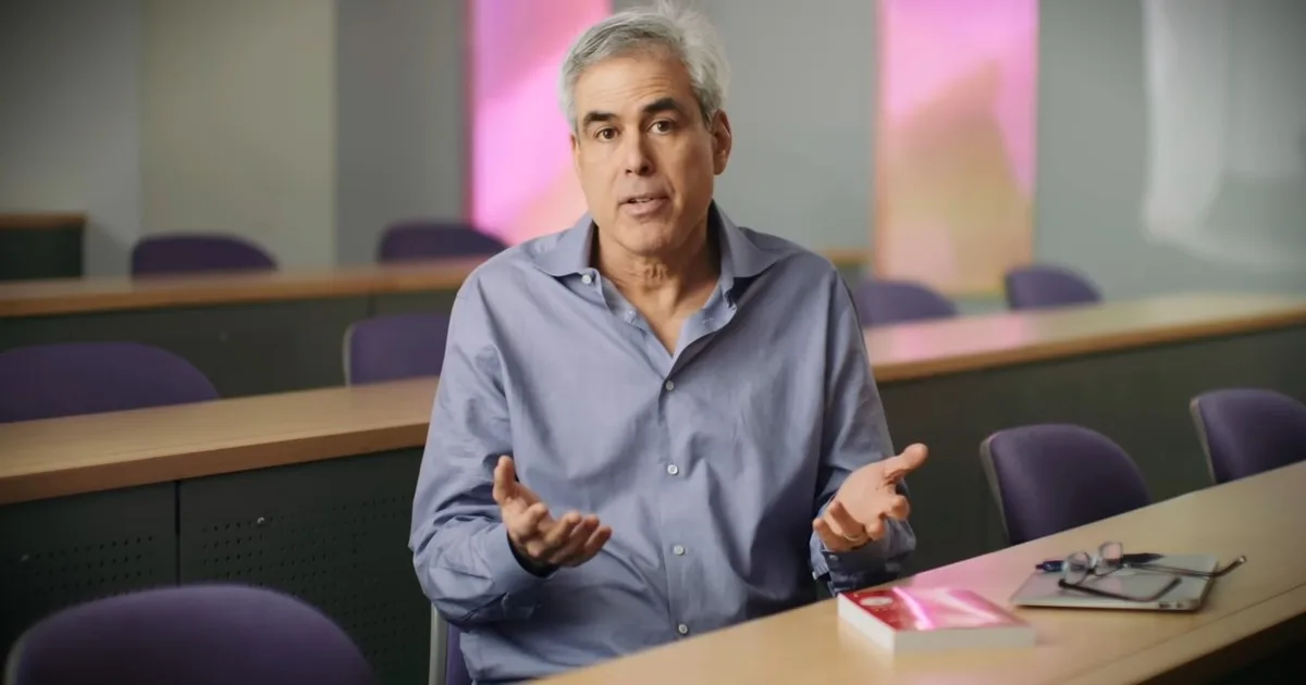Jonathan Haidt, psicólogo social: "La mayoría de los seres humanos está viendo mermada su capacidad cognitiva justo en el momento en que nuestras máquinas duplican su capacidad cada tres o cuatro meses”