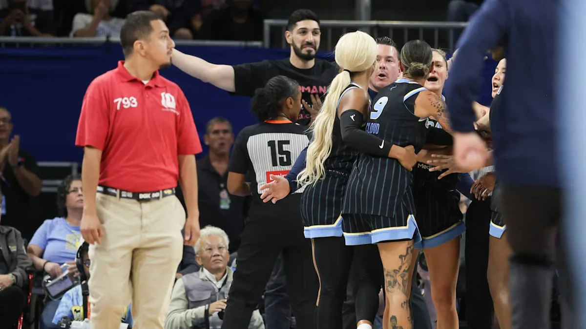 Beim Frauenbasketball - NBA-Legende legt sich mit ganzer Halle an