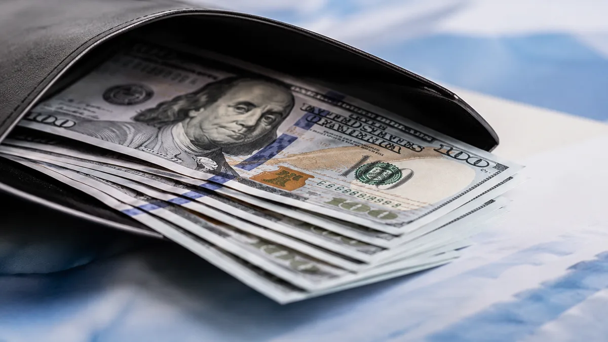 El dólar blue cayó $10 y la brecha perforó el 3% ante mayor presión en el mercado oficial