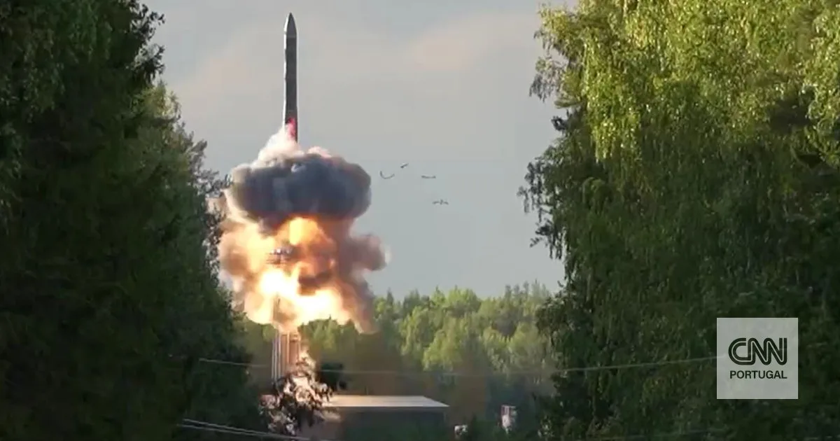 Rússia lança míssil balístico intercontinental e diz que teste "decorreu na perfeição"